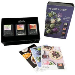 Overzicht van de Veggie Love Giftbox van Mill & Mortar met 3 biologische kruidenmixen en 3receptkaarten.